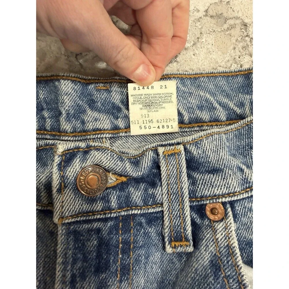 Vintage Levi's 550 Relaxed Fit Tapered Light Wash Blue Denim Jeans Mid Rise